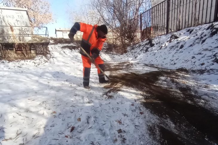 Горки посыпали песком и гравием. Фото пресс-службы администрации Иркутска