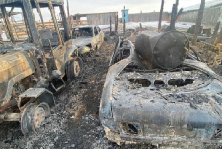 Сгоревшие автомобили. Фото ГУ МЧС России по Иркутской области