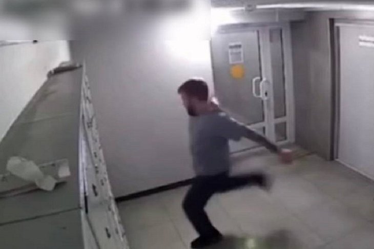 Мужчина, повредивший батарею. Изображение пресс-службы ГУ МВД России по Иркутской области