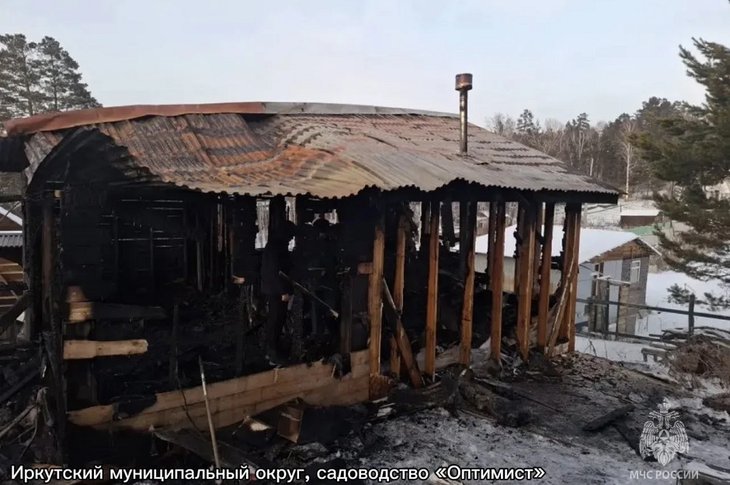 Сгоревший садовый дом. Фото ГУ МЧС России по Иркутской области