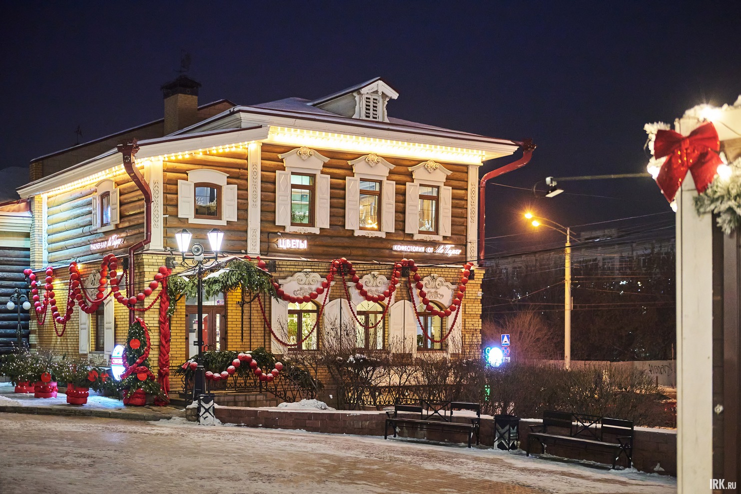 Согласитесь, деревянным домам очень идут новогодние украшения.