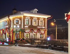 Согласитесь, деревянным домам очень идут новогодние украшения.