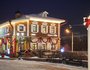 Согласитесь, деревянным домам очень идут новогодние украшения.