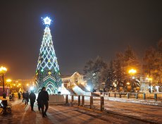 В сквере Кирова уже установили главную ёлку города. Её торжественное открытие запланировано на 20 декабря.