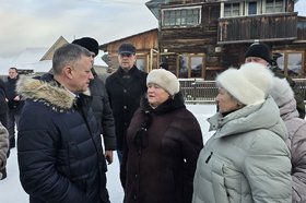 Игорь Кобзев и братчане. Фото пресс-службы правительства Иркутской области