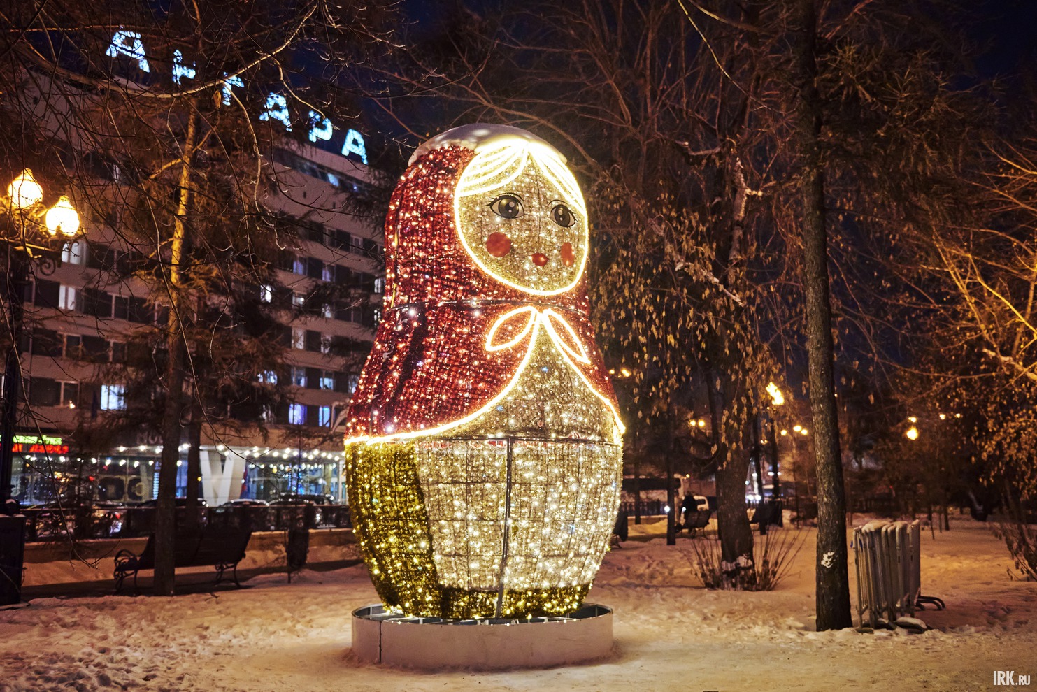 Часть фигур уже подключена и переливается огнями.