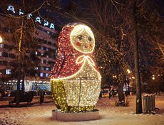 Часть фигур уже подключена и переливается огнями.