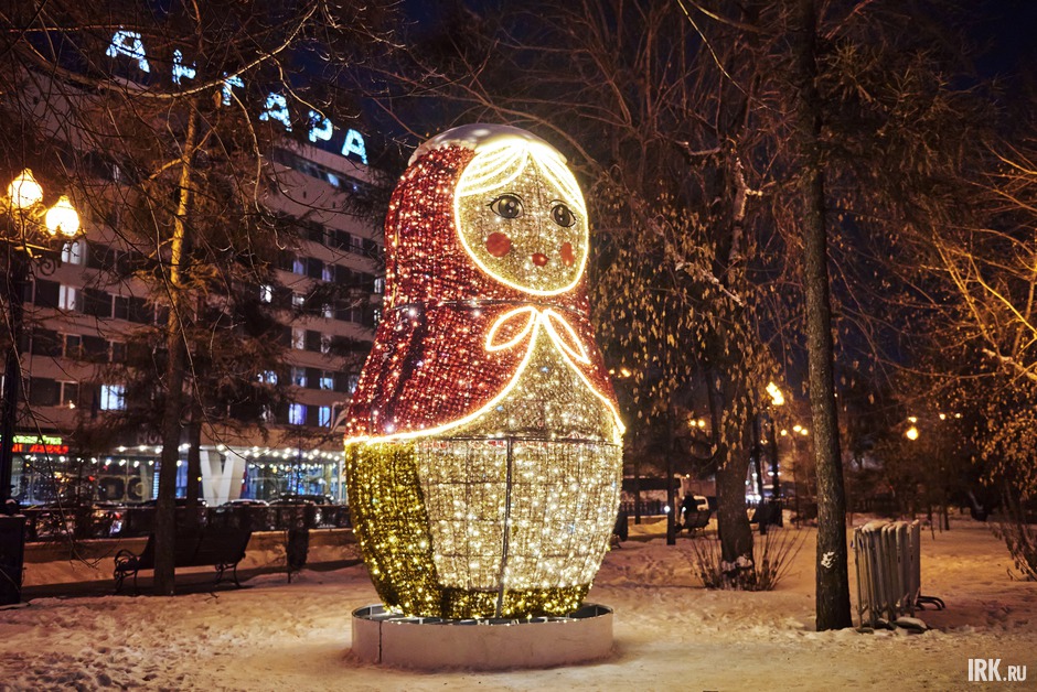 Часть фигур уже подключена и переливается огнями.