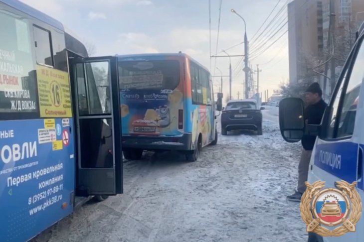 Проверка автобусов. Скриншот из видео пресс-службы ГУ МВД России по Иркутской области