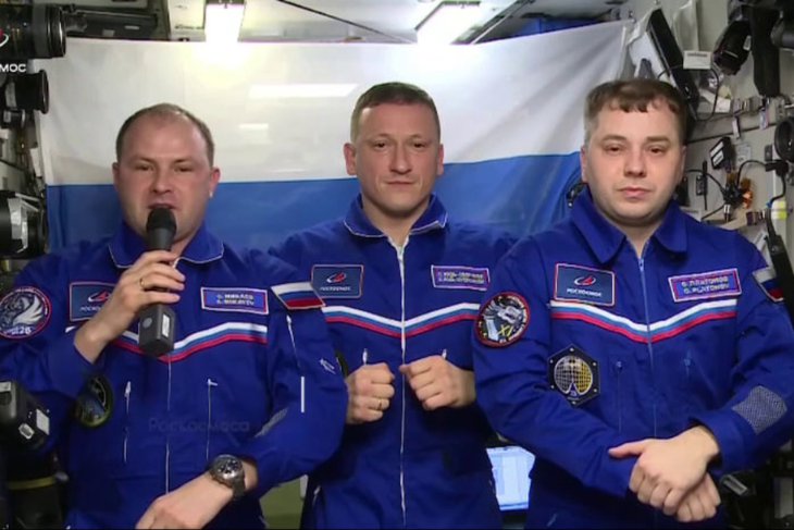 Сергей Микаев, Сергей Кудь-Сверчков и Олег Платонов. Скриншот видео из телеграм-канала Роскосмоса