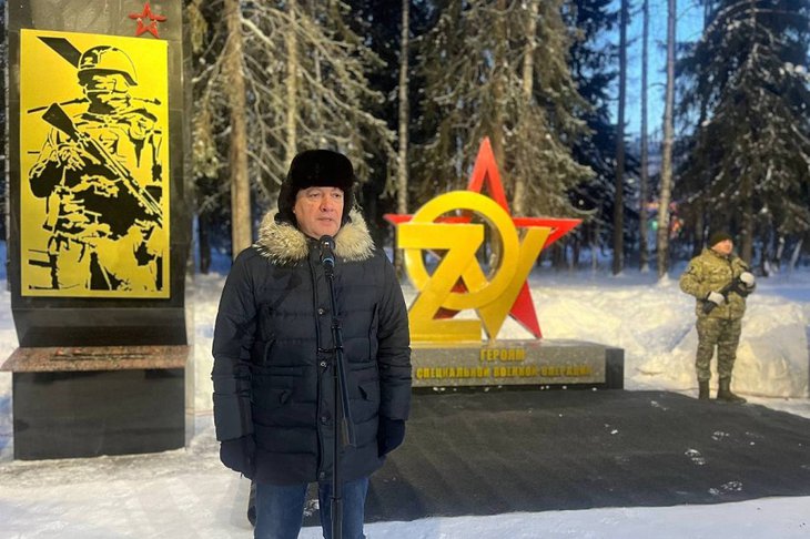 Игорь Кобзев во время открытия мемориального комплекса. Фото пресс-службы правительства Иркутской области