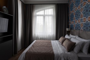 Интерьер и обстановка номера включают в себя основные аутентичные предметы разных культур мира