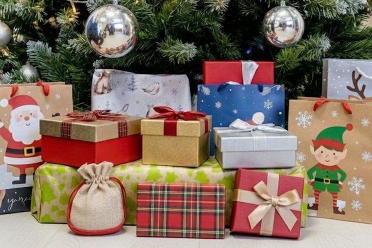 Новогодние подарки. Фото сгенерировано нейросетью Nano Banana Pro