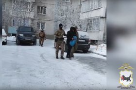 Задержание мужчины. Скриншот видео ГУ МВД России по Иркутской области