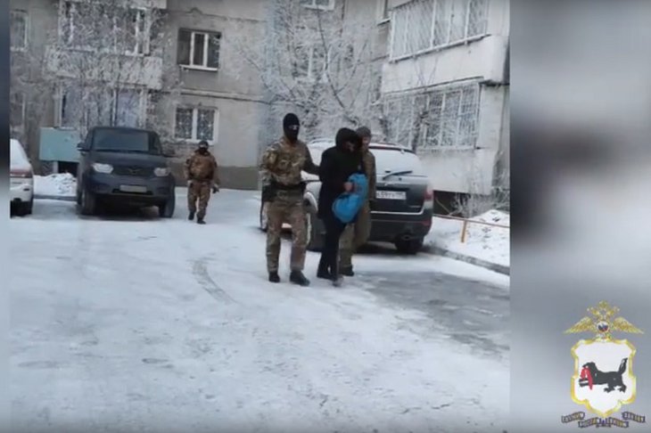 Задержание мужчины. Скриншот видео ГУ МВД России по Иркутской области