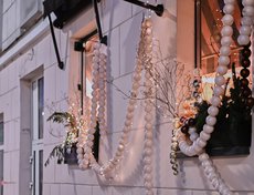 А где находятся эти украшения, знаете?