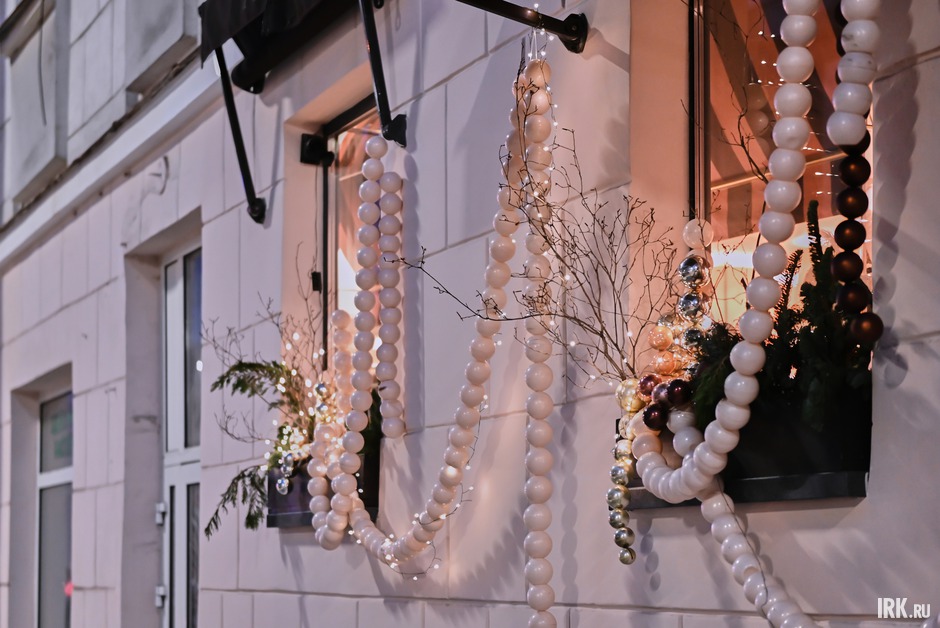 А где находятся эти украшения, знаете?