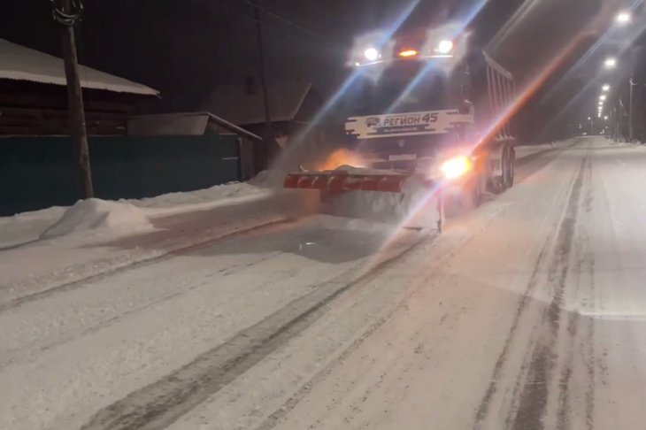 Уборка снега. Скриншот видео из телеграм-канала минтранса Иркутской области