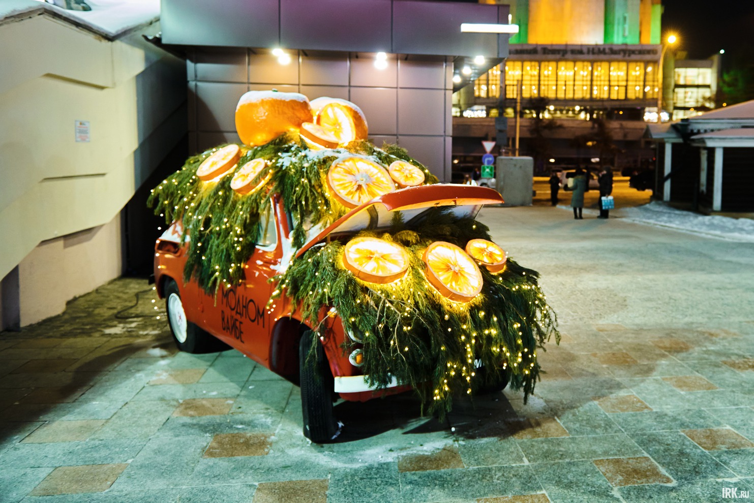 Около «Модного квартала» стоит вот такая «вкусная» машина. Приходите фотографироваться!