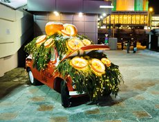 Около «Модного квартала» стоит вот такая «вкусная» машина. Приходите фотографироваться!