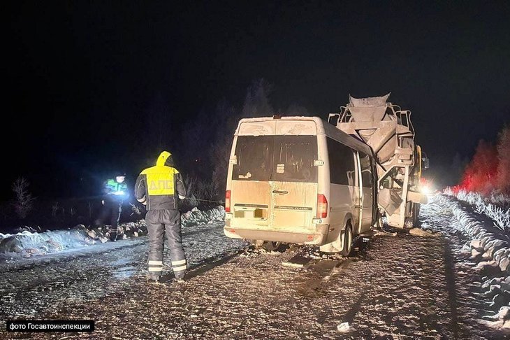 Авария с микроавтобусом и бетономешалкой. Фото пресс-службы Госавтоинспекции Иркутской области