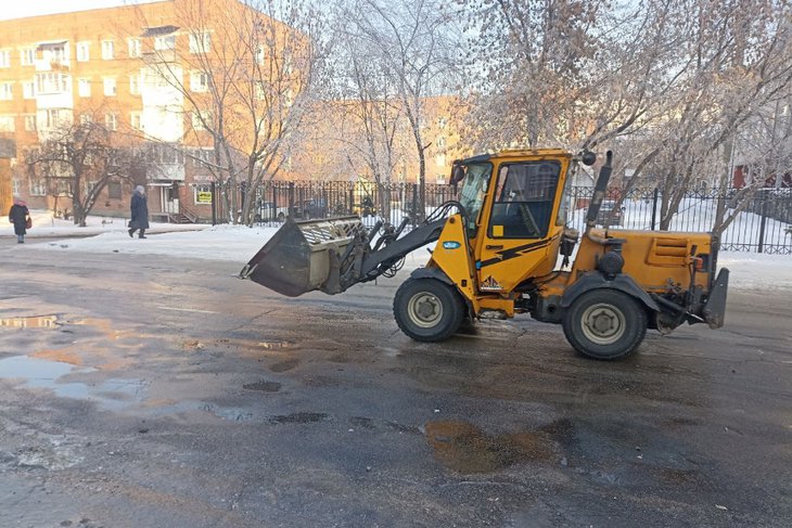 Очистка проезжей части. Фото пресс-службы мэрии Иркутска
