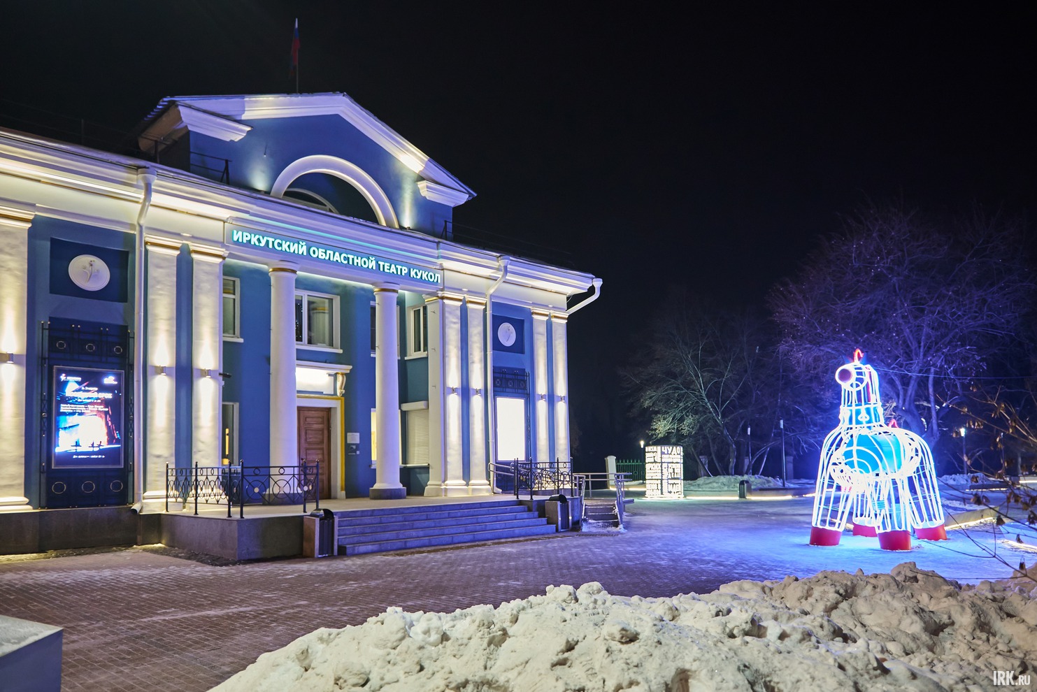 Около театра кукол «Аистёнок» установили световые фигуры.