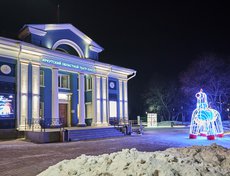 Около театра кукол «Аистёнок» установили световые фигуры.