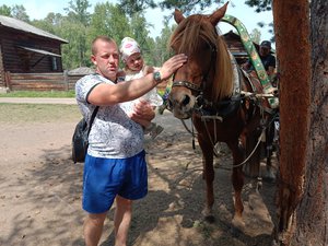 Знакомство с лошадкой