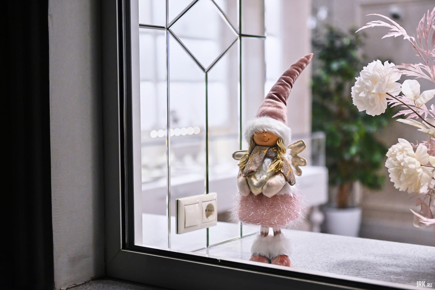 В окнах магазинов на Карла Маркса можно увидеть что-то милое.