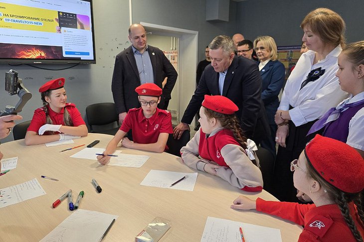 Визит Игоря Кобзева в школу. Фото пресс-службы правительства Иркутской области