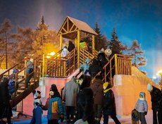 Основной точкой притяжения стала двускатная ледовая горка, впервые открывшаяся после 2019 года.