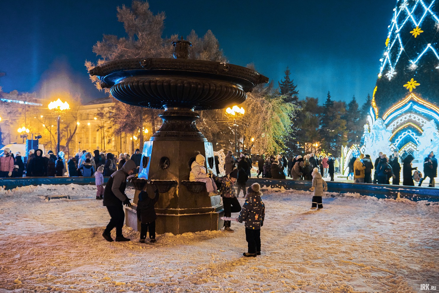 Кто-то резвился в чаше фонтана.