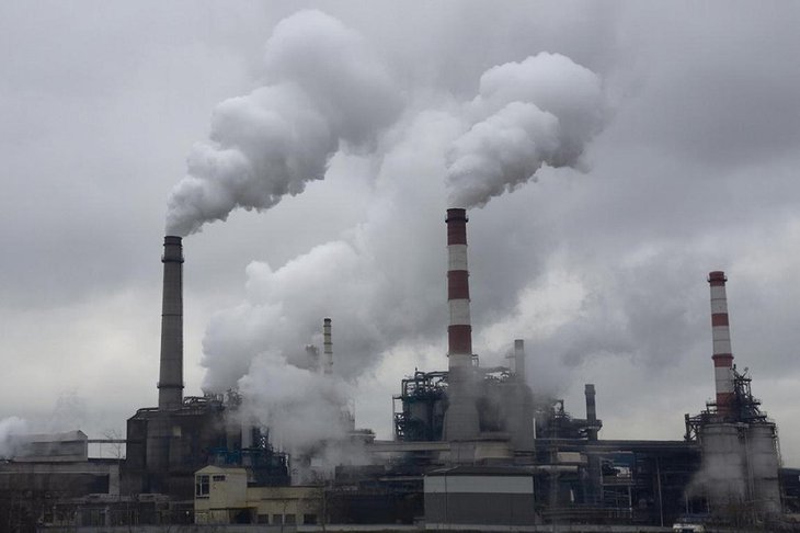 Дымящие трубы. Изображение сгенерировано с помощью нейросети GigaChat