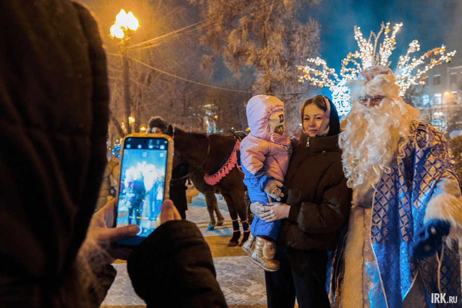 Кто-то фотографировался с Дедом Морозом.