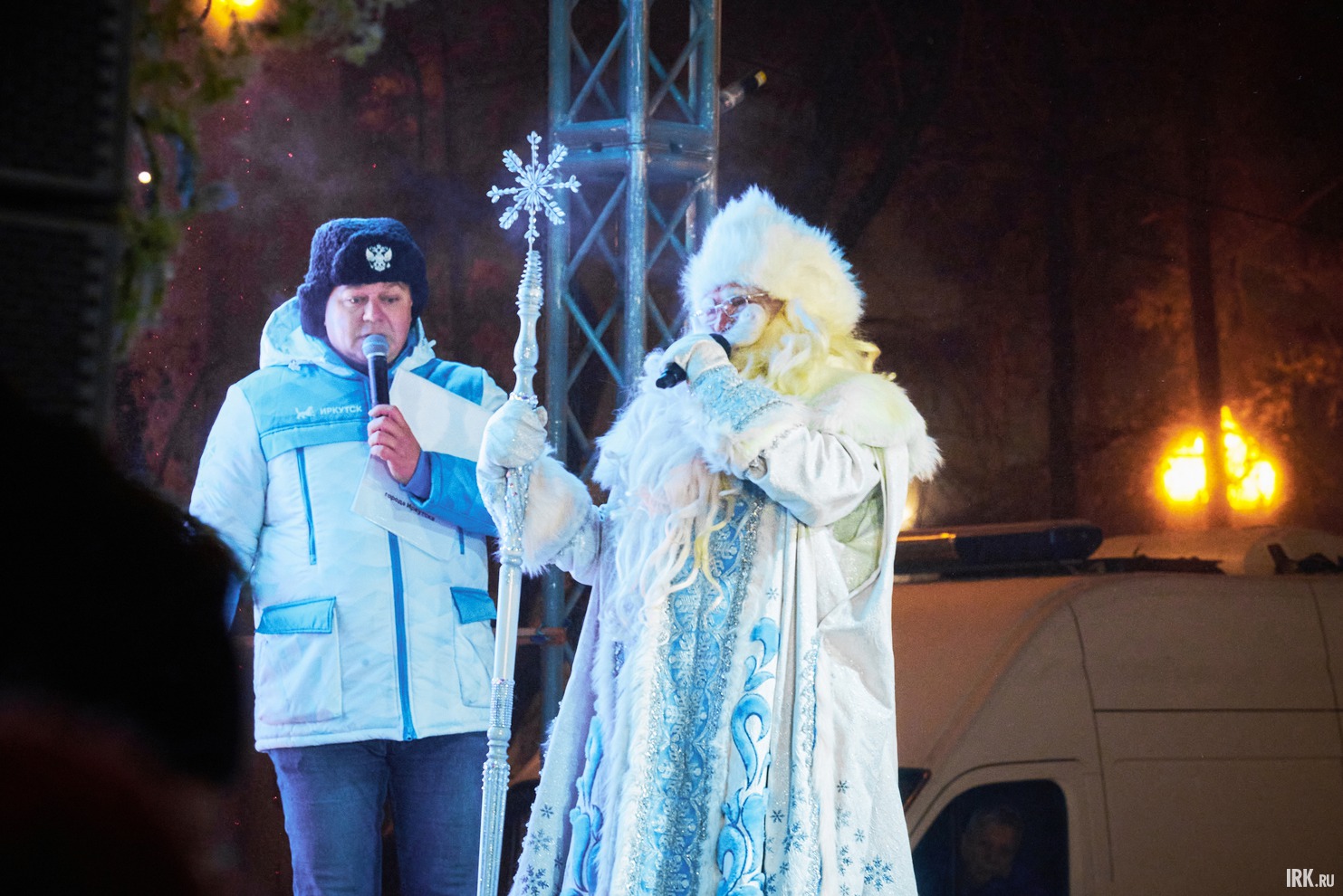 Кульминацией праздника стало появление Деда Мороза из своей резиденции, который под аплодисменты собравшихся зажег огни на главной новогодней красавице Иркутска.