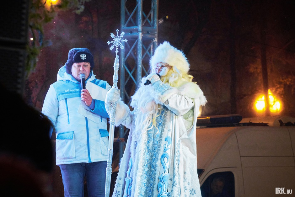 Кульминацией праздника стало появление Деда Мороза из своей резиденции, который под аплодисменты собравшихся зажег огни на главной новогодней красавице Иркутска.
