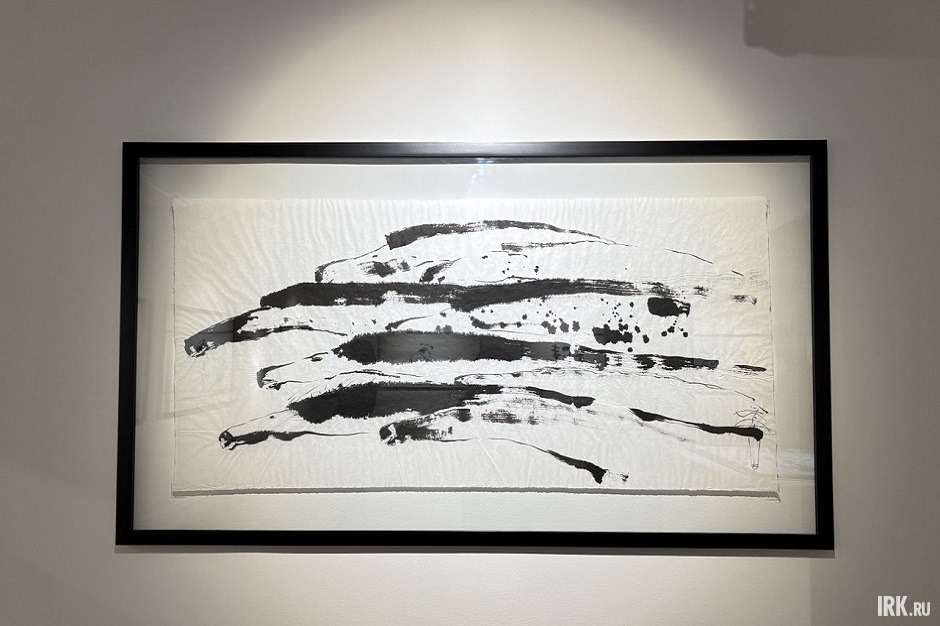 Кони на картинах выставки «Тушь». Фото Марины Палеевой, IRK.ru