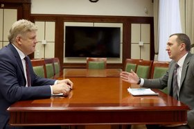 Анатолий Серышев на рабочей встрече. Фото пресс-службы правительства Иркутской области