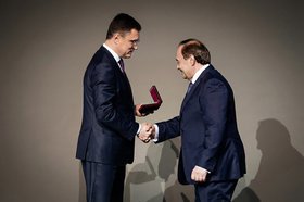 Вручение награды. Фото Эн+