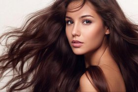 Девушка с красивыми волосами. Изображение сгенерировано GigaChat