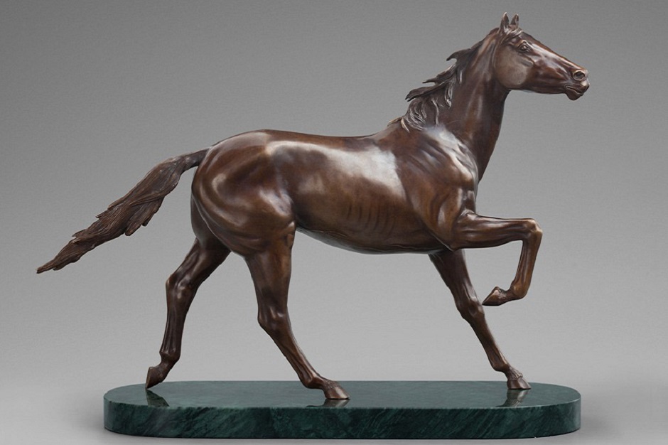 Гарцующий. Автор работы — Сергей Фалькин. Фото с сайта галереи «Диас»