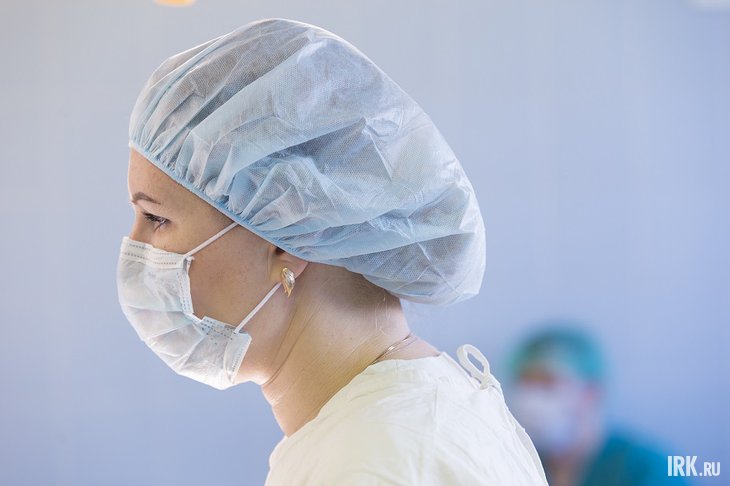 Врач в маске. Фото Валерии Алтаревой из архива IRK.ru