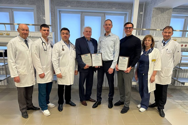 Коллектив клиники и благотворители. Фото ГК «Востсибстрой»