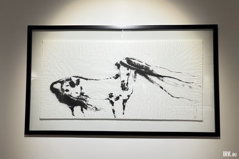 Кони на картинах выставки «Тушь». Фото Марины Палеевой, IRK.ru