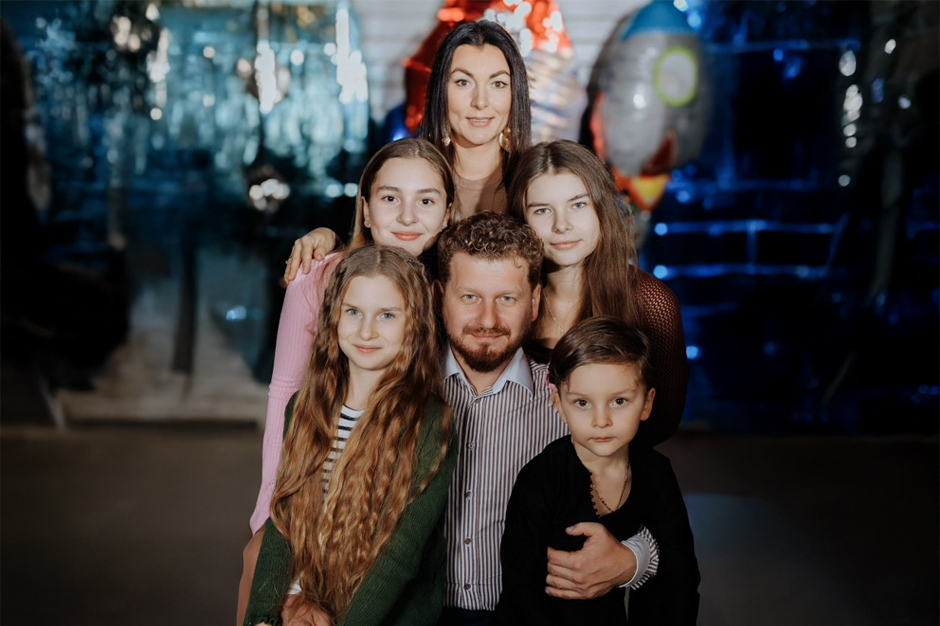 Олег Попов с семьей