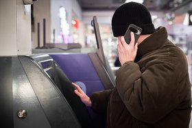 Молодой человек у банкомата. Фото Маргариты Романовой, IRK.ru