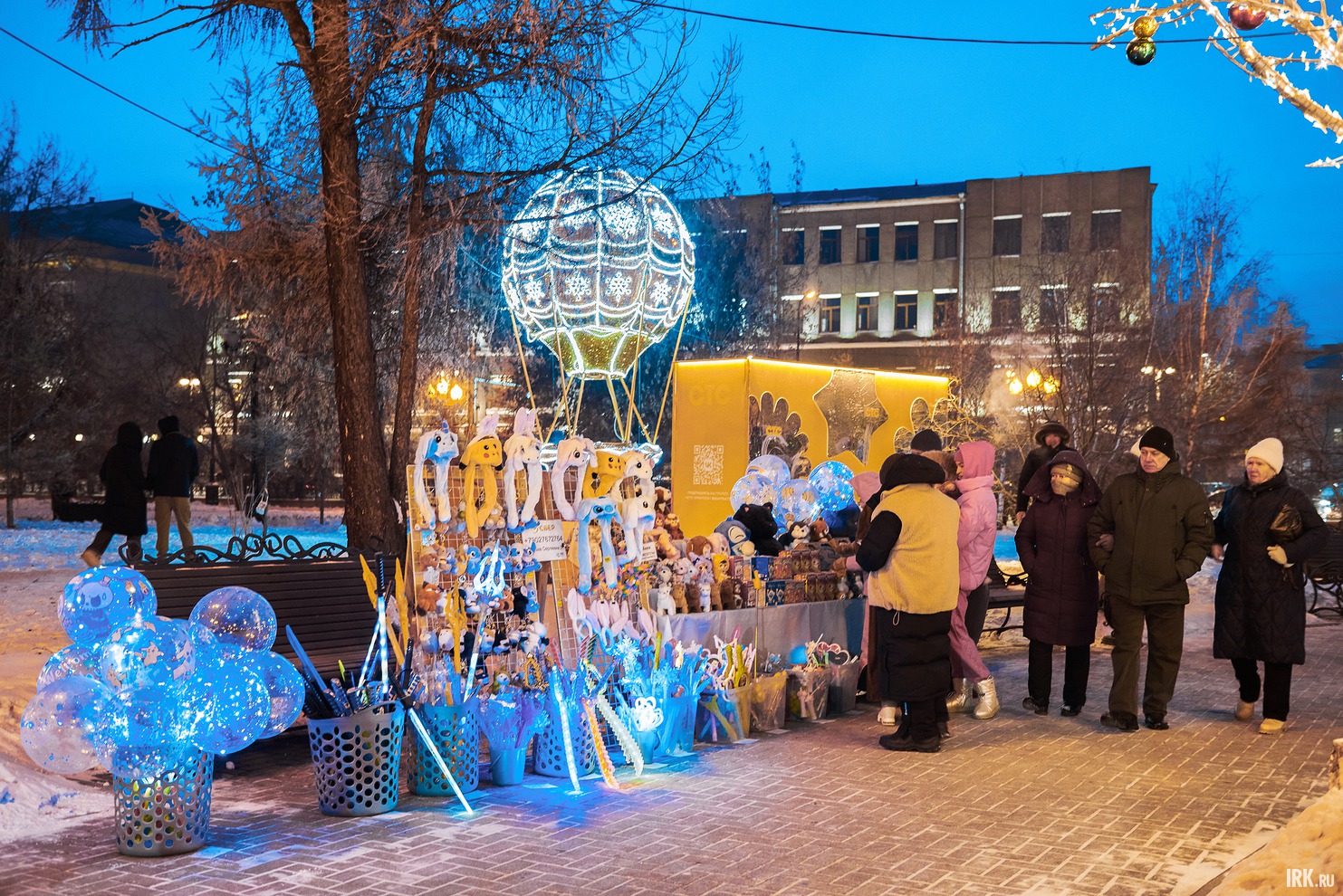 Впрочем, помимо горки и резиденции в сквере было чем заняться.