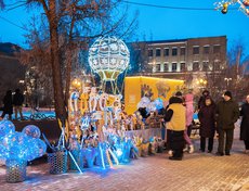 Впрочем, помимо горки и резиденции в сквере было чем заняться.