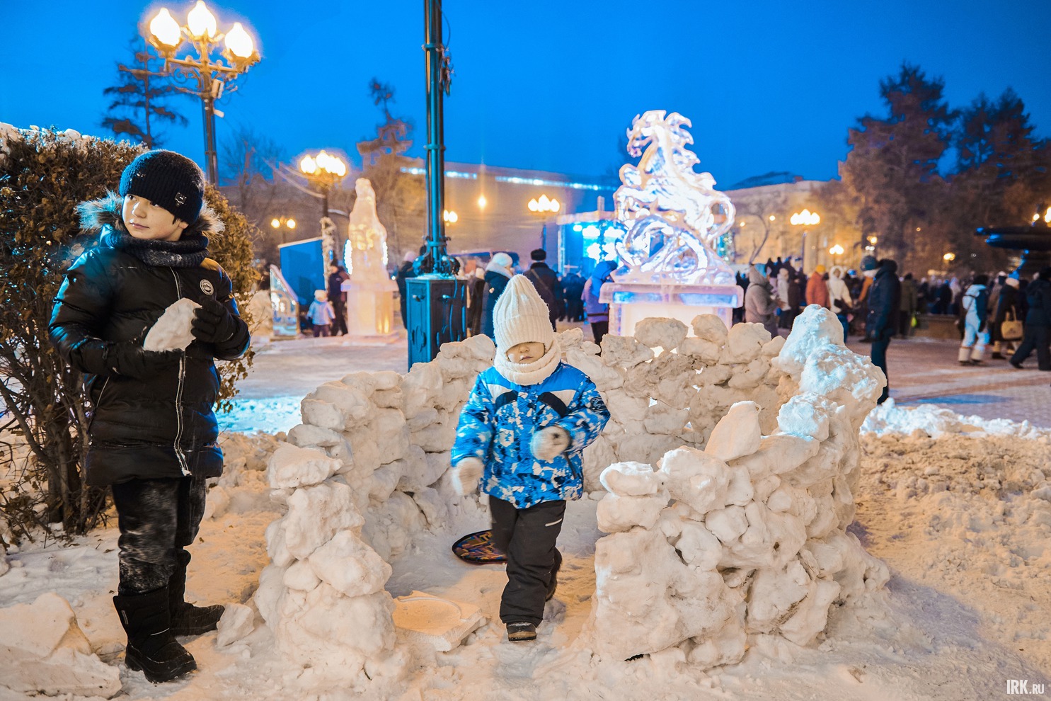 А кто-то строил настоящую снежную крепость.